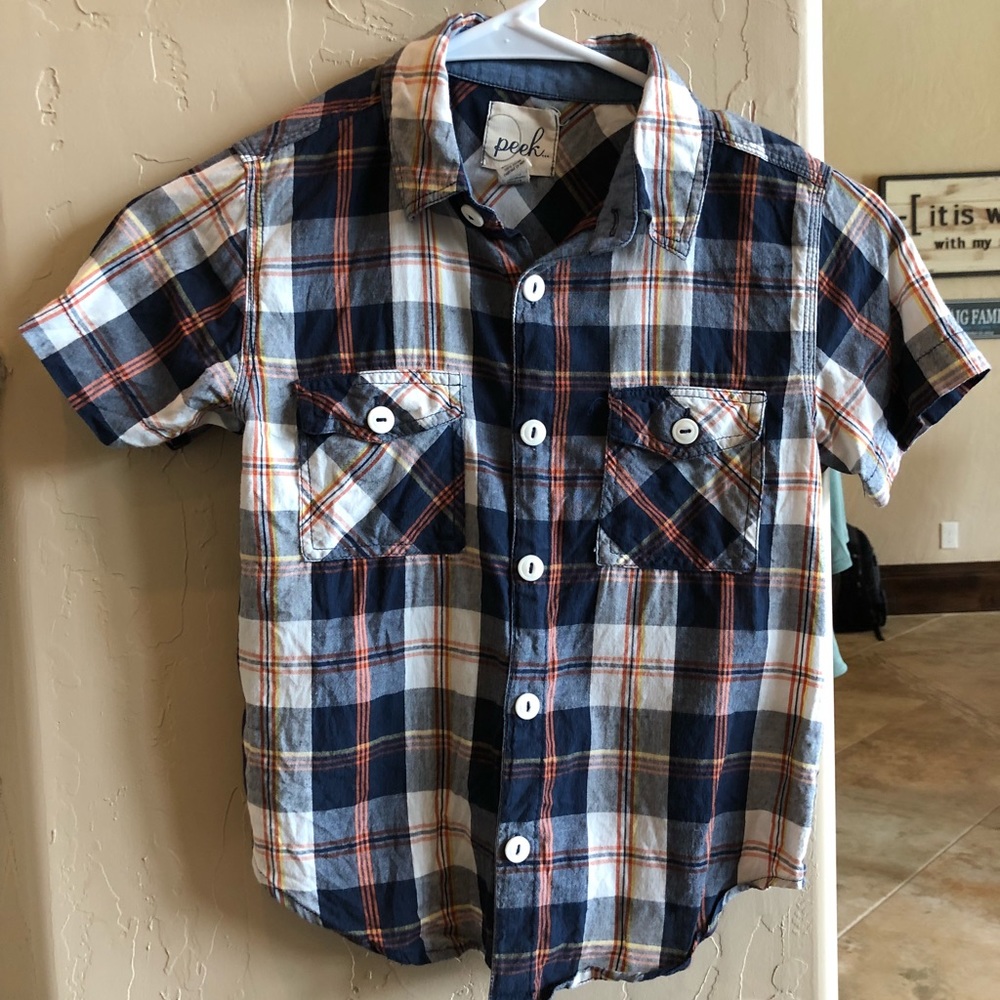Boys short sleeved button down shirt. EUC. Size M